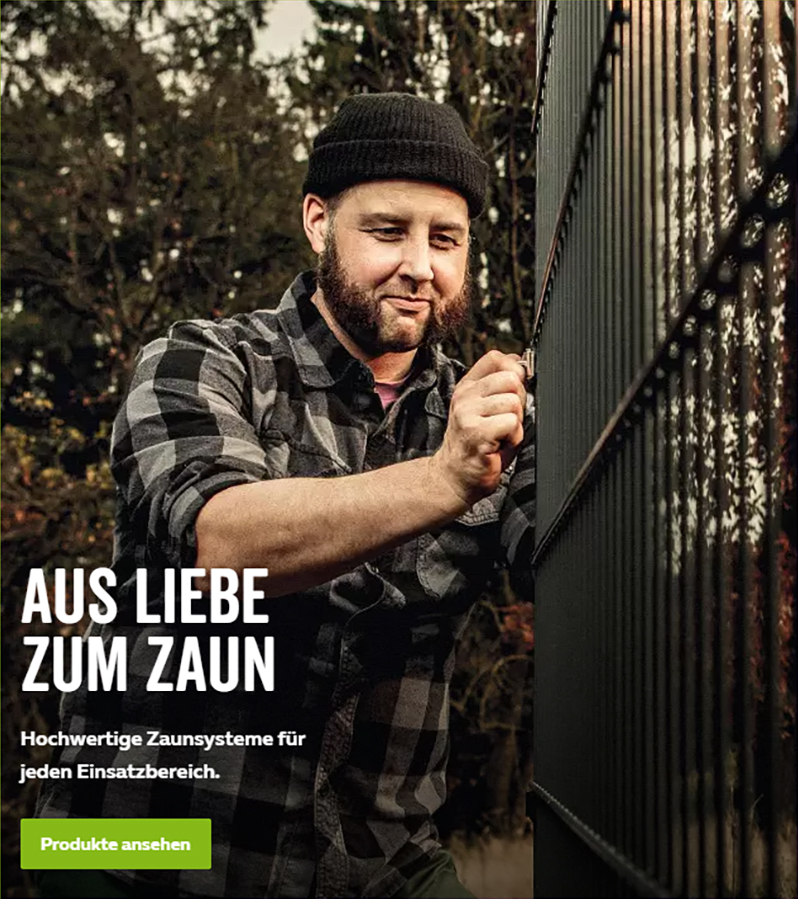 Mann montiert Zaunsystem