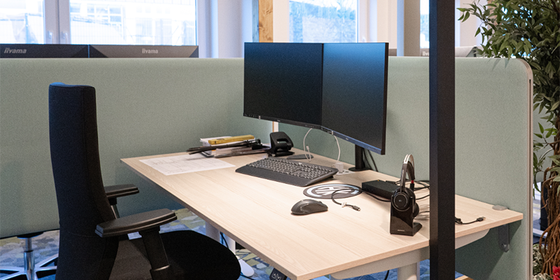 Moderner Arbeitsplatz mit Doppelmonitoren