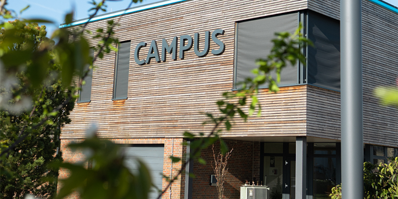 Außenansicht des Campus-Gebäudes mit Holzfassade