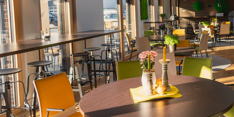 Modern eingerichteter Cafeteria- und Essbereich