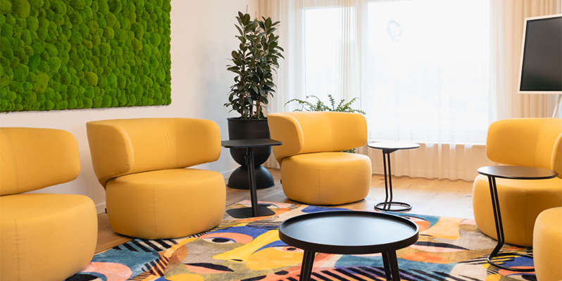 Gemütliche Lounge-Ecke mit gelben Sesseln