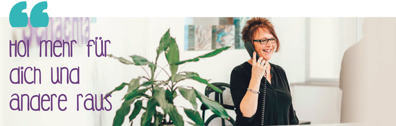 Frau telefoniert am Empfang