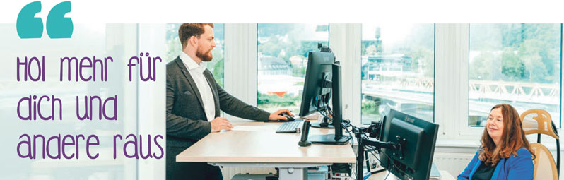 Mitarbeiter an Stehschreibtisch