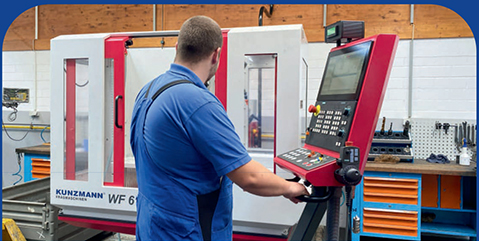 CNC-Maschinenbediener an einer Fräsmaschine