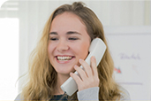 Junges Mädchen telefoniert