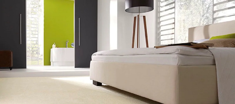 Weißes Bett