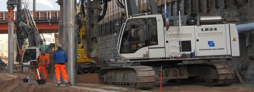 Baustellenfahrzeuge im Einsatz.