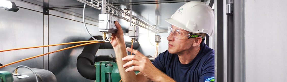 Mitarbeiter fertigt Kabel