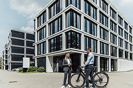Frau und Mann mit einem Fahrrad