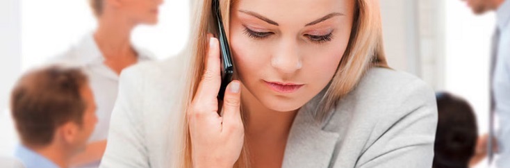 Dame am Telefon