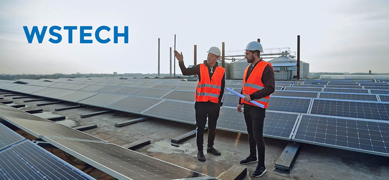 Menschen, die Sonnenkollektoren installieren