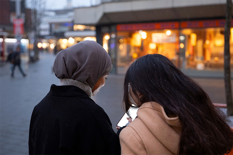 zwei Frauen schauen auf ihre Mobiltelefone