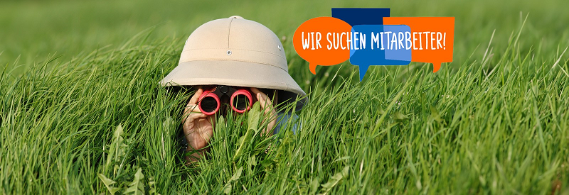 Mann versteckt sich im Gras