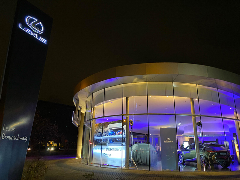 Autohaus bei Nacht