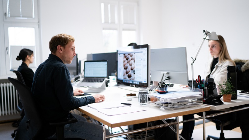 Mitarbeiter, die individuell im Büro arbeiten