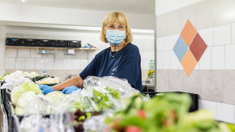 die Frau beim Gemüse