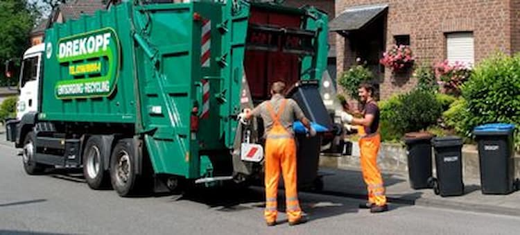 Mitarbeiter, die Abfälle sammeln