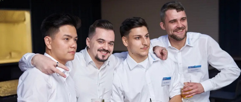 Team von Männern in weißen Hemden
