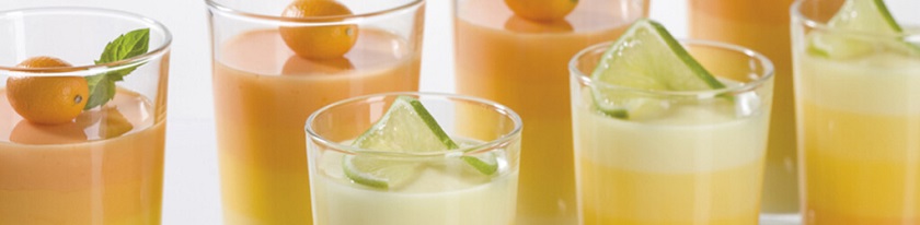 Gläser mit Cocktails in verschiedenen Farben