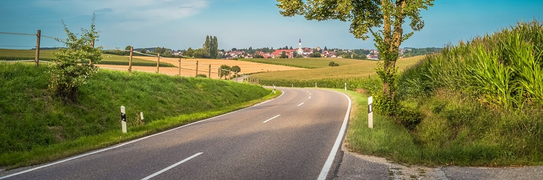 Die Straße, die in die Stadt führt