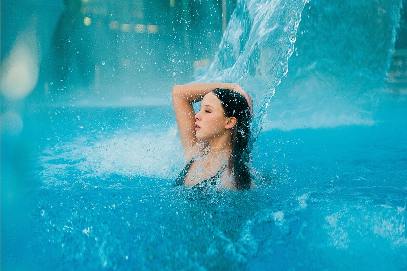 Frau schwimmt