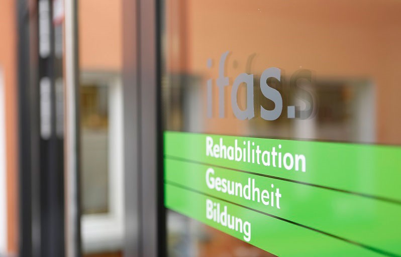 Logo-auf-der-Tür