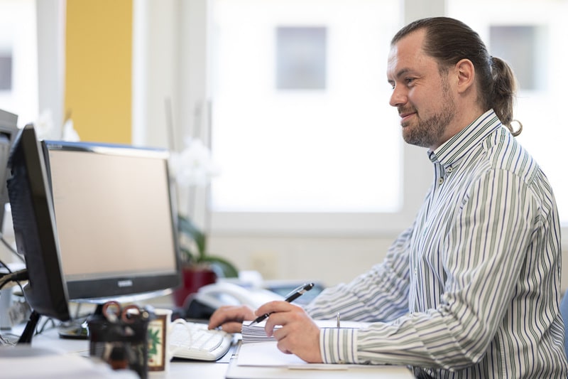Der Mann arbeitet im Büro