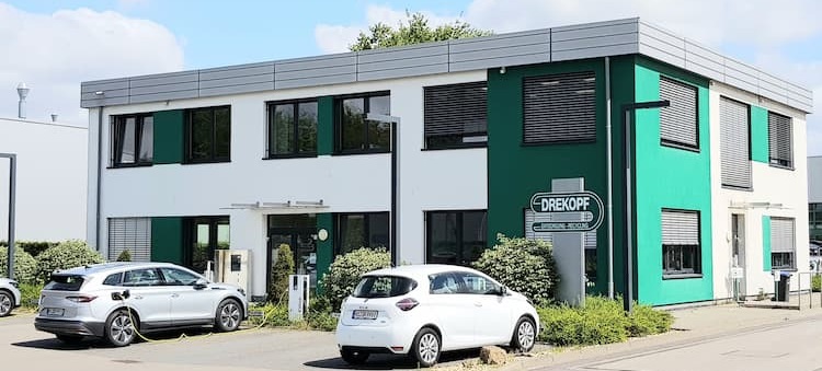 Autoladestation vor der Fabrik