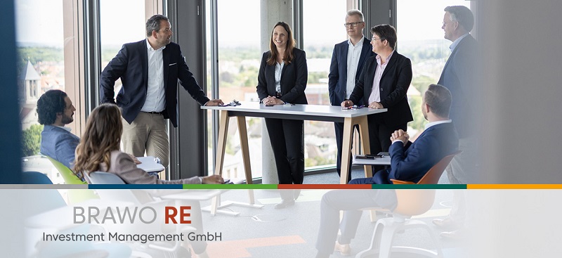 Mehrere Mitglieder des Teams unterhalten sich