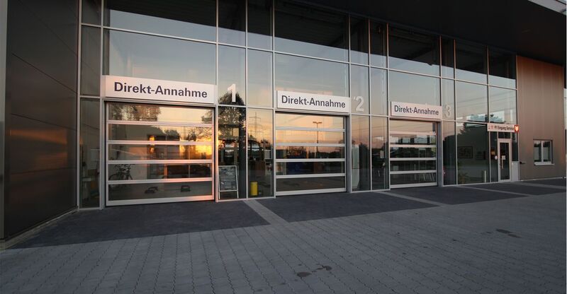 vor der Garage bei Sonnenuntergang