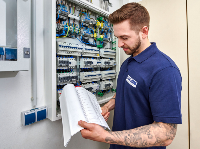 Mann, der im elektrischen Bereich arbeitet