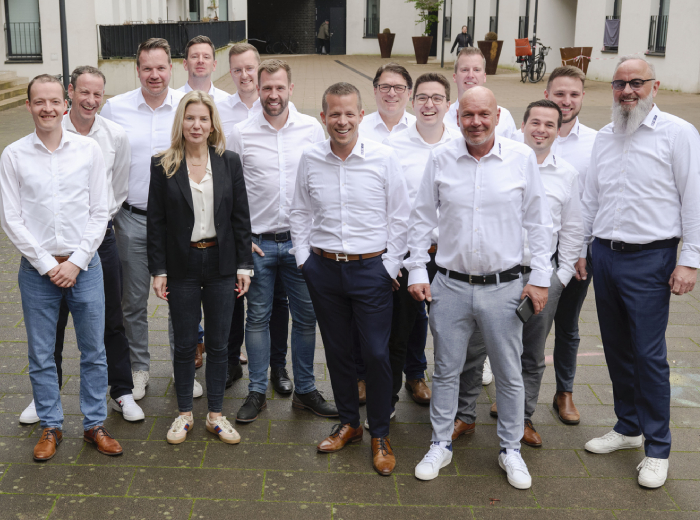 das Team in weißen Trikots