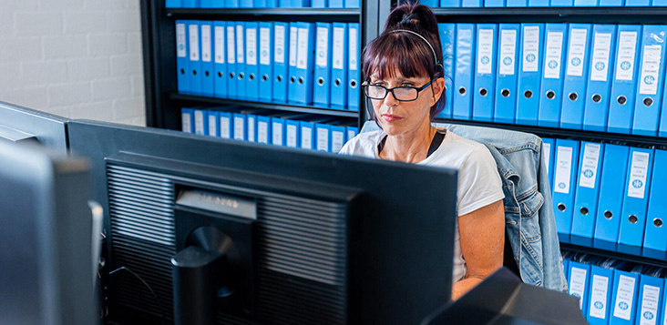 Frau arbeitet mit einem Computer