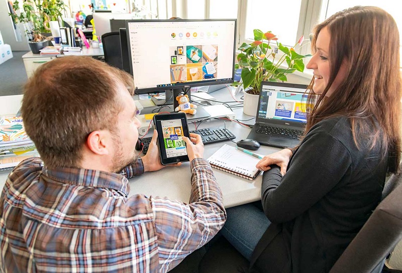 Zwei Kollegen tauschen sich im Büro aus