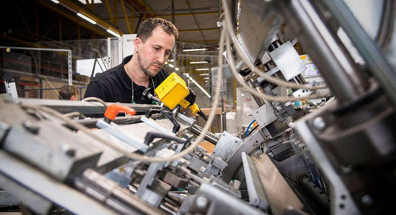 Bediener, der eine Maschine repariert