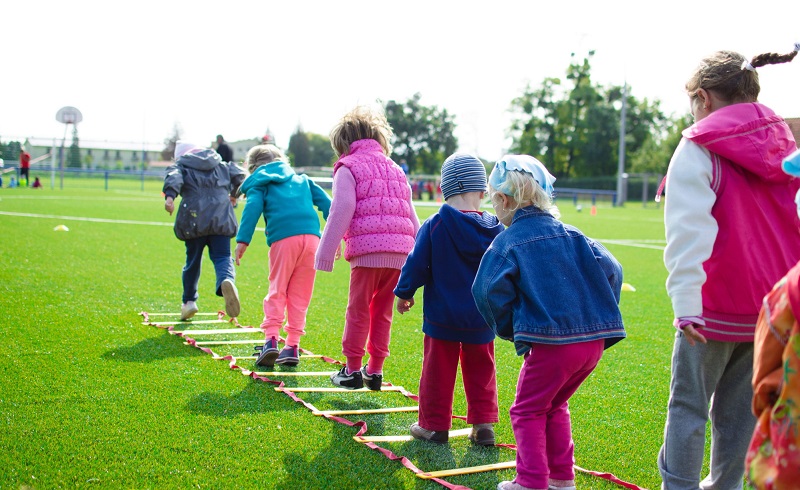 Kinder spielen draußen