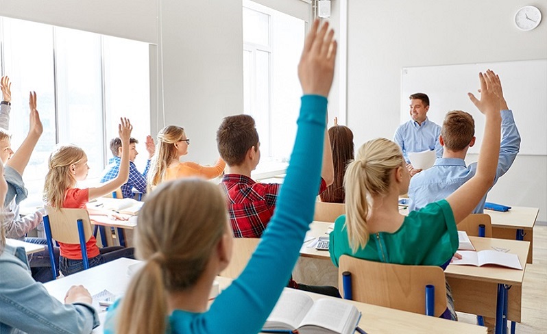 Kinder heben ihre Hände