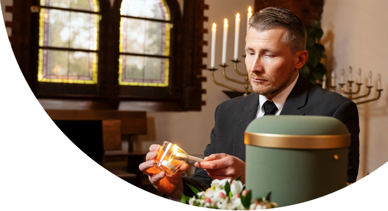 Mitarbeiter liefert einen Sarg