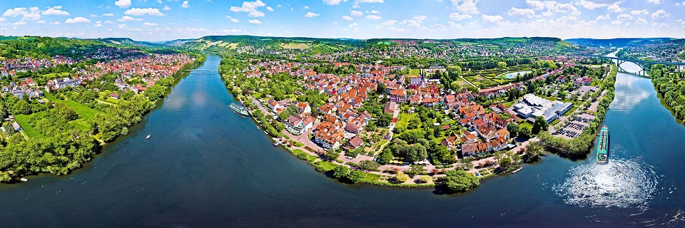 Panorama der von Wasser umgebenen Stadt