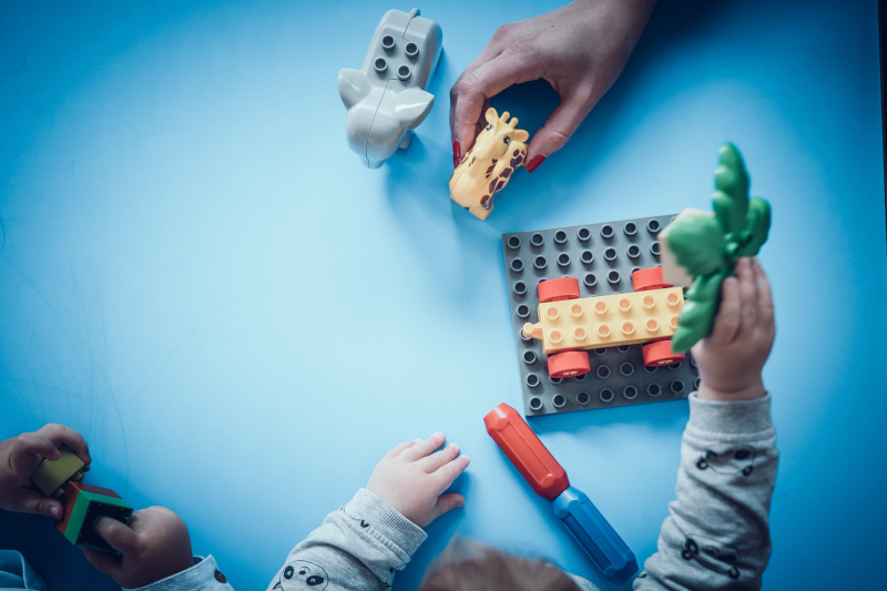 Kinder spielen mit Lego-Spielzeugen