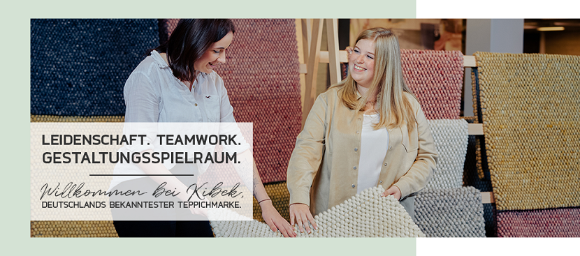 Zwei Frauen schauen sich die Teppiche an