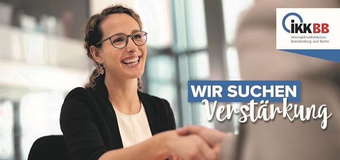 Lächelnde Frau, die einem Kollegen die Hand schüttelt