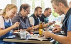 Leute am Tisch