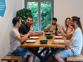 Menschen beim gemeinsamen Mittagessen