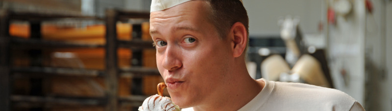 Bäcker mit Kuchen in der Hand