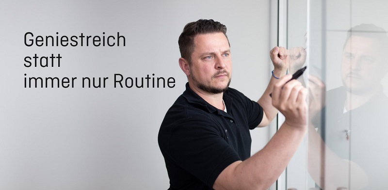 Mann im schwarzen Hemd