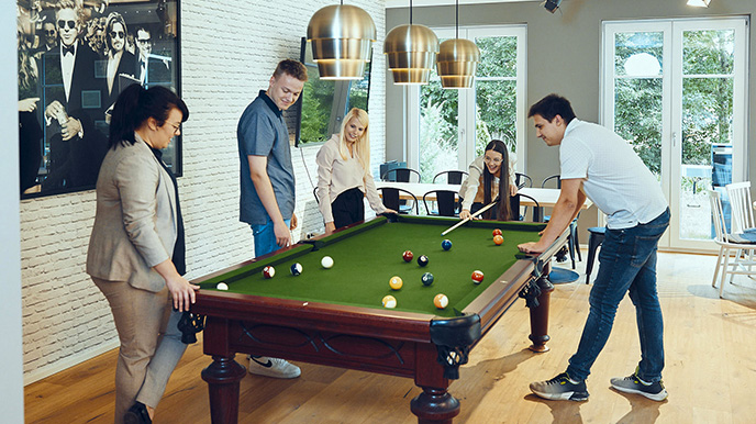 Team spielt Billard