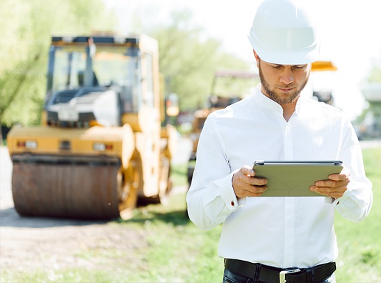 Ingenieur schaut auf Tablet