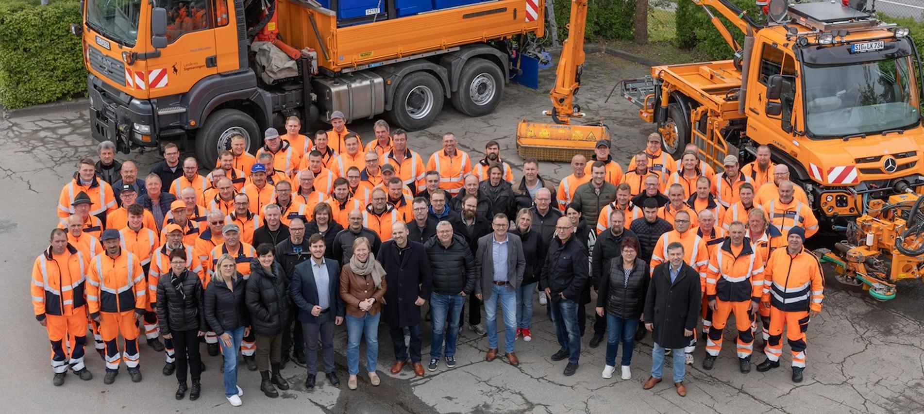 Das ganze Team neben zwei Maschinen
