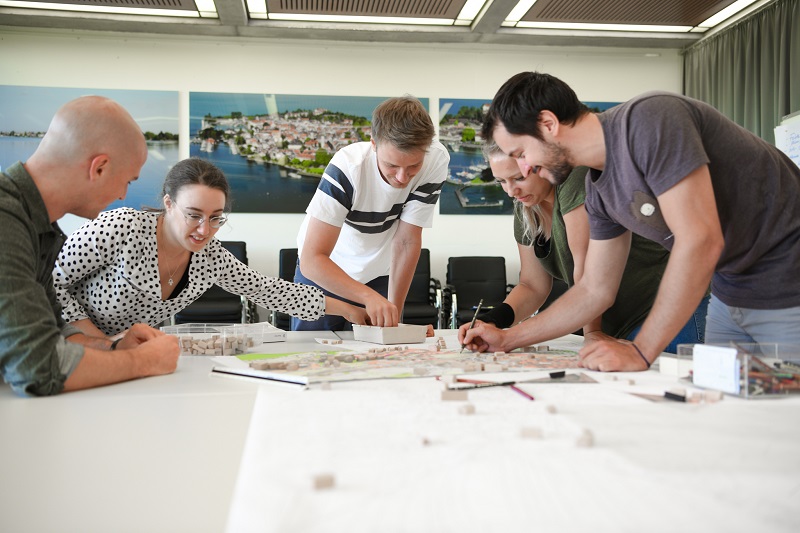 Die Teammitglieder arbeiten gemeinsam an einem Stadtmodell